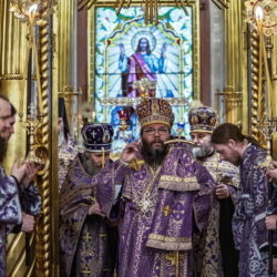 Митрополит Матфей возглавил всенощное бдение в Псково-Печерском монастыре