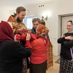 В храме пророка Илии поселка Смуравьево состоялась первая Божественная Литургия