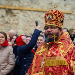 В Светлый понедельник митрополит Матфей совершил Литургию в Псково-Печерском монастыре
