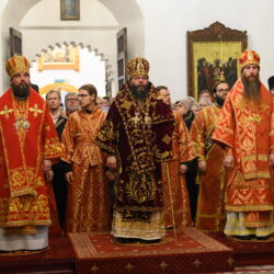 Общеепархиальная Пасхальная Литургия прошла в Свято-Троицком кафедральном соборе