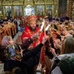 Состоялось принесение Благодатного огня в Псковскую епархию