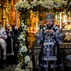 В Великую Пятницу митрополит Матфей совершил Великую вечерню с чином выноса Плащаницы в Свято-Успенском Псково-Печерском монастыре