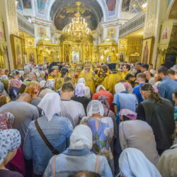 14 июля 2018, накануне Недели 7-й по Пятидесятнице, положения честной ризы Пресвятой Богородицы во Влахерне, митрополит Псковский и Порховский Тихон возглавил Всенощное бдение в Михайловском соборе Свято-Успенского Псково-Печерского монастыря.