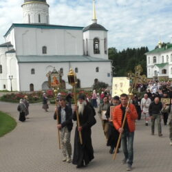 12 июля 2018 года, в день памяти святых Первоверховных апостолов Петра и Павла, по благословению митрополита Псковского и Порховского Тихона состоялся традиционный крестный ход из Спасо-Елеазаровского монастыря на Талабские острова.