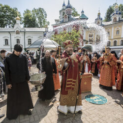 22 мая 2019 года в день Преполовения Пятидесятницы и празднование перенесения мощей святителя и чудотворца Николая из Мир Ликийских в Бари, митрополит Псковский и Порховский Тихон совершил Божественную литургию в Михайловском соборе Свято-Успенского Псково-Печерского монастыря.