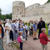 В Старом Изборске  радушно приняли псковских паломников.