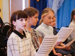 «С нами Бог!» – Хористы Свято-Тихоновской православной гимназии Пскова объяснили, как побеждать в международных конкурсах