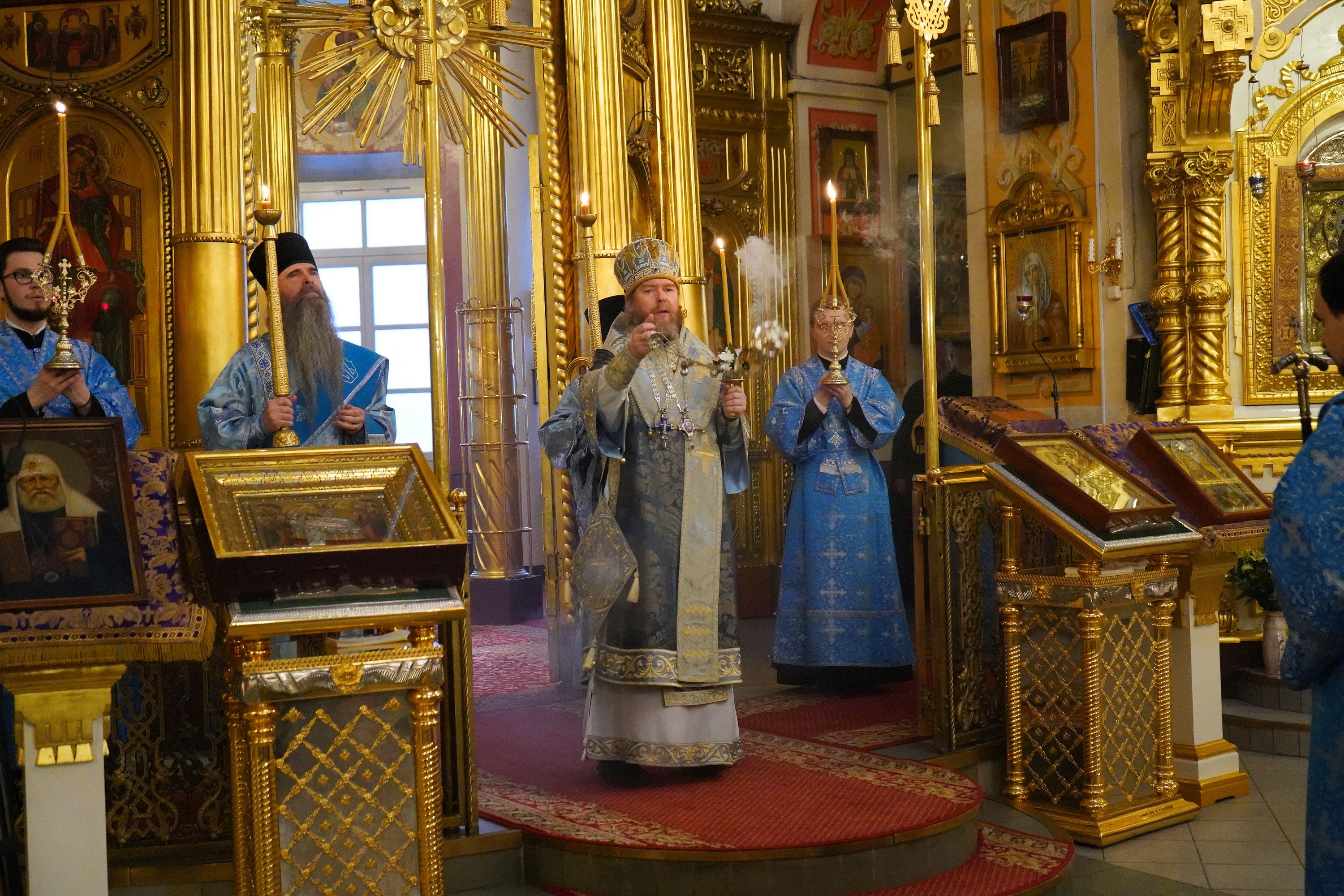 Всенощное бдение благовещение пресвятой. Благовещение Пресвятой Богородицы в Псково Печерском монастыре.