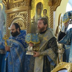 В день празднования Казанской иконы Божией Матери митрополит Псковский и Порховский Тихон совершил Божественную литургию в Спасо-Казанском монастыре города Острова