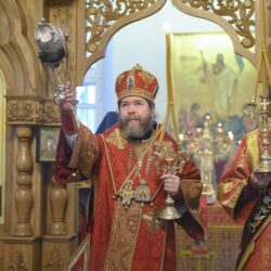 В день памяти святых бессребреников и чудотворцев Космы и Дамиана Асийских митрополит Псковский и Порховский Тихон совершил Божественную литургию в храме святых Космы и Дамиана в поселке Локно Палкинского района