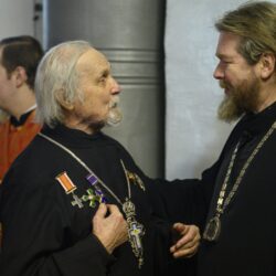 Накануне дня памяти святой великомученицы Варвары митрополит Псковский и Порховский Тихон возглавил Всенощное бдение в храме великомученицы Варвары города Печоры