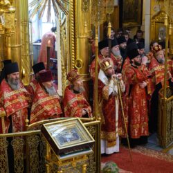Вечером 31 мая, накануне отдания праздника Пасхи Господней, митрополит Тихон возглавил вечернее богослужение в Свято-Успенском Псково-Печерском монастыре