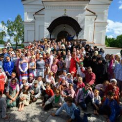 В день прославления иконы Божией Матери «Всех скорбящих Радость» (с грошиками), митрополит Псковский и Порховский Тихон возглавил праздничное Богослужение в Свято-Троицком Творожковском женском монастыре