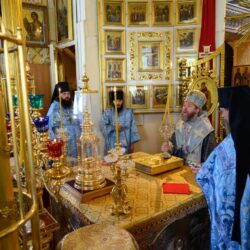 В день прославления иконы Пресвятой Богородицы «Владимирская» митрополит Псковский и Порховский Тихон совершил Божественную Литургию в Свято-Успенском Псково-Печерском монастыре