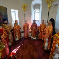 В празднование дня памяти священномученика Вениамина, митрополита Петроградского и Гдовского, митрополит Псковский и Порховский Тихон возглавил праздничное Богослужение в Димитриевском соборе города Гдова