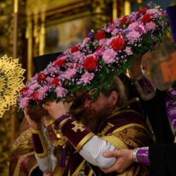 26 сентября 2022 года, накануне празднования Всемирного Воздвижения Честного и Животворящего Креста Господня, митрополит Псковский и Порховский Тихон возглавил всенощное бдение с чином Воздвижения Креста Христова в Свято-Троицком кафедральном соборе города Пскова