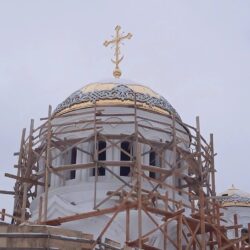 На строящемся храме святых Царственных Страстотерпцев города Дно установлены и освящены купола и кресты