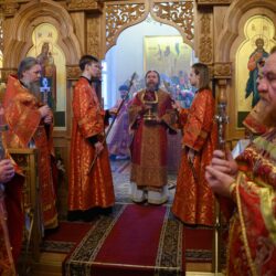 Митрополит Псковский и Порховский Тихон совершил Божественную литургию в храме святых Космы и Дамиана поселка Локно