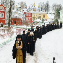 27 ноября 2022 года, в Неделю 24-ю по Пятидесятнице, митрополит Псковский и Порховский Тихон совершил Божественную литургию в Свято-Успенском Псково-Печерском монастыре