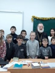 Иерей Михаил Аршанов провел занятие для учащихся 5-7 классов