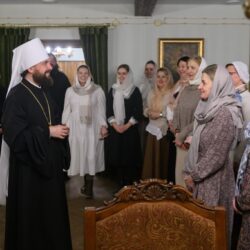 Митрополит Арсений встретился с участниками флористического тура студии цветов «Васса» Псково-Печерского монастыря