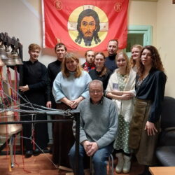 Народную школу звонарей при храме святых Жен-мироносиц посетили участники молодежного медиапроекта «ДУХ» и студенты Псково-Печерской духовной семинарии