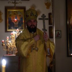 Митрополит Арсений совершил Божественную Литургию в домовом храме Трех Святителей Псковского епархиального управления