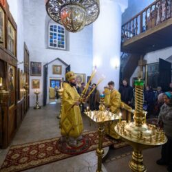 Митрополит Арсений возглавил всенощное бдение в храме святых Жен-Мироносиц города Пскова