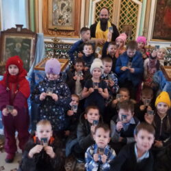 В рамках работы кружка «К истокам духовности» школьники посетили Свято-Троицкий Собор города Острова