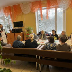 Священнослужители храма Архангела Михаила города Дно поздравили с Рождеством Христовым жителей Моринского дома-интерната
