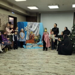 Учащиеся Воскресной школы Никольского собора поздравили изборян с праздником Христова Рождества