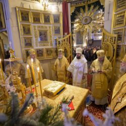 В Неделю 34-ю по Пятидесятнице митрополит Арсений и сонм крымских Архипастырей совершили Божественную Литургию в Свято-Успенском Псково-Печерском монастыре