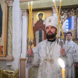 Митрополит Арсений совершил Божественную Литургию в храме Рождества Иоанна Предтечи города Пскова