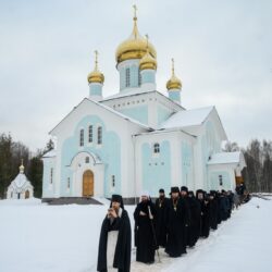 Митрополит Арсений совершил Божественную Литургию в Свято-Благовещенской Никандровой пустыни