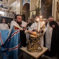Митрополит Арсений возглавил всенощное бдение в Свято-Успенском Псково-Печерском монастыре