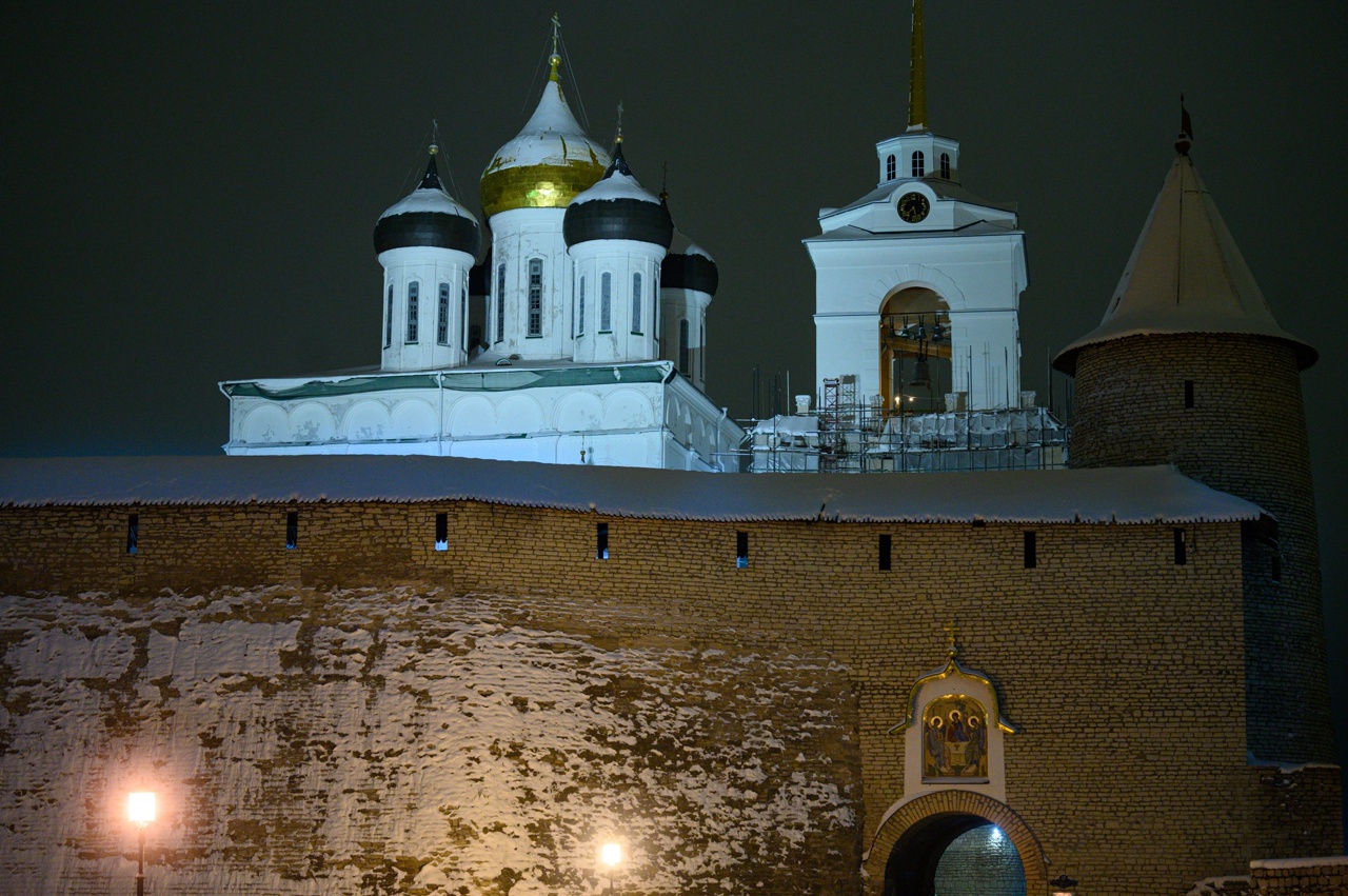 Храм на проломе Покрова в Пскове