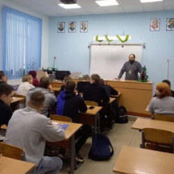 Настоятель Свято-Троицкого собора города Острова иерей Роман Павлов встретился со студентами колледжа
