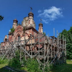 Храм святых Космы и Дамиана поселка Гвозднo получил финансирование на проведение первоочередных противоаварийных и консервационных работ