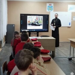 Настоятель храма благоверных князей Бориса и Глеба города Остров провел пастырскую беседу с юнармейцами