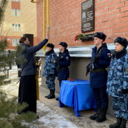 Благочинный храмов Псковского районного округа принял участие в открытии мемориальной доски Герою России Игорю Суханову
