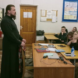 Настоятель храма Архангела Михаила города Дно провел пастырскую беседу со студентами железнодорожного техникума