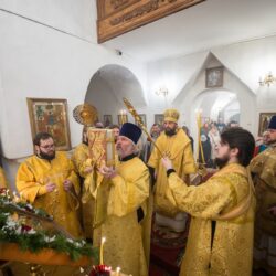 Митрополит Арсений совершил Божественную Литургию в храме Воскресения Христова (со Стадища) города Пскова