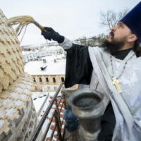 Старовознесенский храм Пскова украсился новыми куполами с крестами