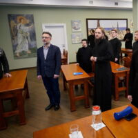 Студенты Псково-Печерской духовной семинарии встретились с псковским археологом Сергеем Салминым
