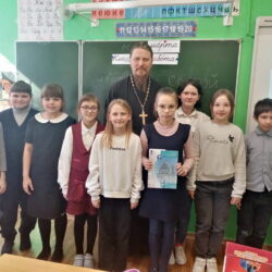 Руководитель Отдела религиозного образования и катехизации Псковской епархии провел урок в рамках предметного модуля «Основы православной культуры»