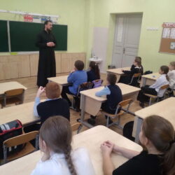 Настоятель Дновского храма провел очередную беседу со школьниками из цикла «Беседы о главном»