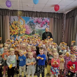 Настоятель храма святой великомученицы Варвары города Печоры посетил праздник в детском саду «Звездочка»