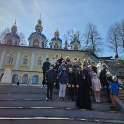 Учащиеся Воскресной школы храма святых апостолов Петра и Павла (с Буя) посетили Псково-Печерскую обитель