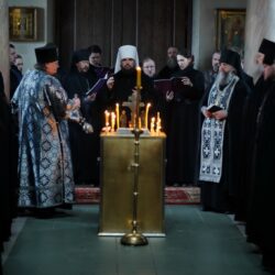 В четвертый день Великого поста митрополит Арсений молился за великопостным богослужением в Псково-Печерском монастыре