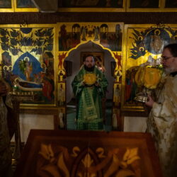 Митрополит Арсений совершил Божественную Литургию в Псково-Печерском монастыре